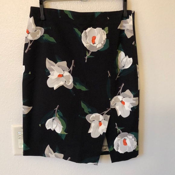 Banana Republic Dresses & Skirts - Barely worn floral banana republic skirt.
